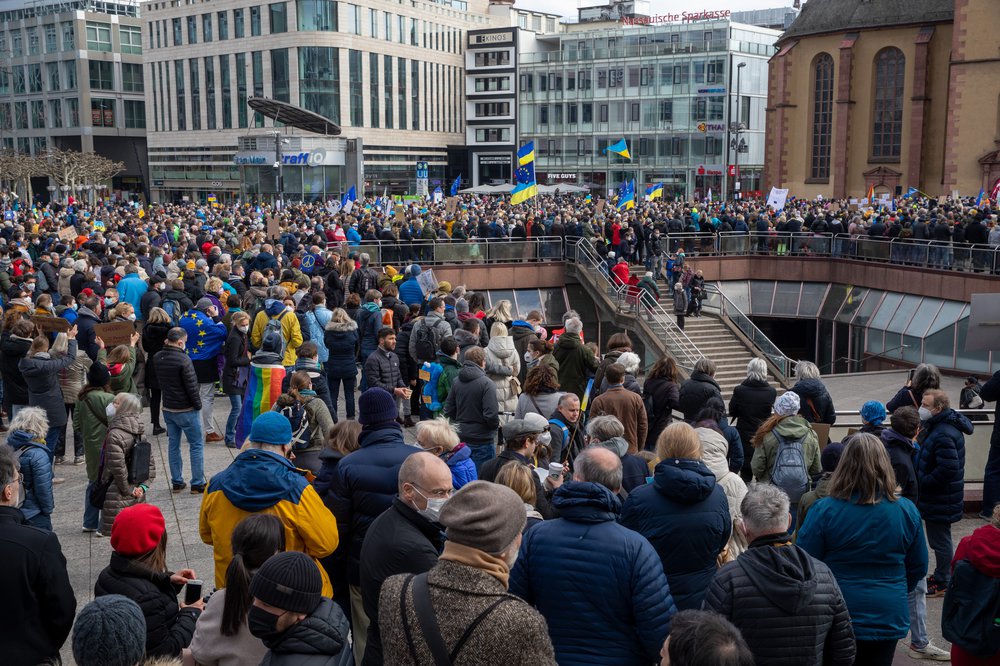 Pulse of Europe rief zum Protest gegen den Ukrainekrieg an der Hauptwache auf. Foto: Rolf Oeser