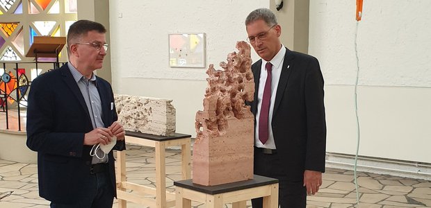 Kurator Thomas Kober (links) führt Diakoniepfarrer Markus Eisele durch die Ausstellung „PETRA – Morphologie der Steine“ in der Weißfrauen Diakoniekirche.