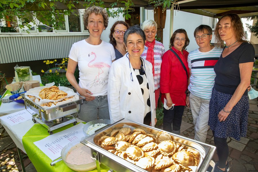 Empanadas übergab die argentinische Generalkonsulin Miriam Chaves (dritte von li) an die Leiterin des Zentrums für Frauen Inga Störkel (li) sowie Mitarbeiterinnen und Besucherinnen. I Foto: Rolf Oeser
