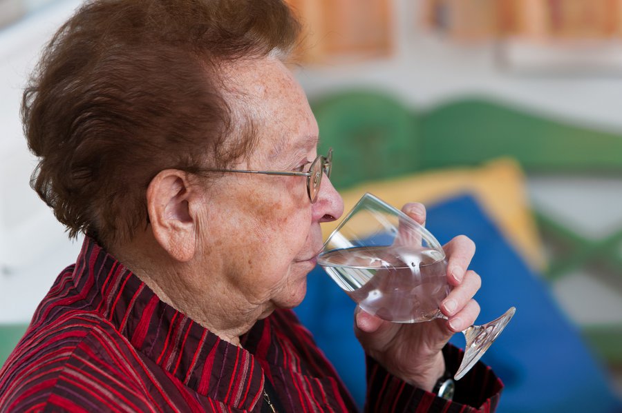 Reichlich Trinken ist bei Hitze wichtig, daran erinnern die Mitarbeitenden regelmäßig die Senior:innen I Foto. Colourbox
