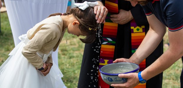 Nicht nur Babys, auch größere Kinder wurden an diesem Tag getauft. I Foto: Rolf Oeser