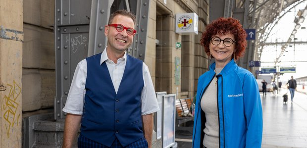 Diakon Carsten Baumann und Anja Wienand vor der Bahnhofsmission Frankfurt I Foto: Rolf Oeser