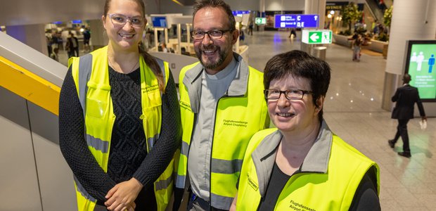 v. li. Sabine Guder, Edward Fröhling, Bettina Klünemann in der Abflughalle des Terminals 1  |  Foto: Rolf Oeser