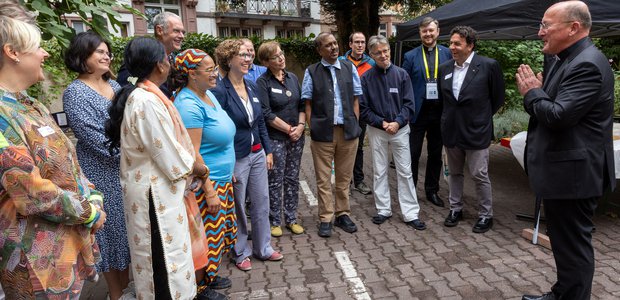 Der katholische Stadtdekan Johannes zu Eltz (re.) begrüßt die internationalen Gäste und seinen evangelischen Amtskollegen Achim Knecht  I Foto: Rolf Oeser