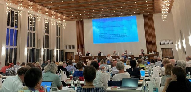 Einblick in die Debatte des Kirchenparlaments  I Foto: Bettina Behler