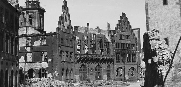 Der zerstörte Römer © Historisches Museum Frankfurt (hfm), Foto: H.V. Müller, Repro: Horst Ziegenfusz