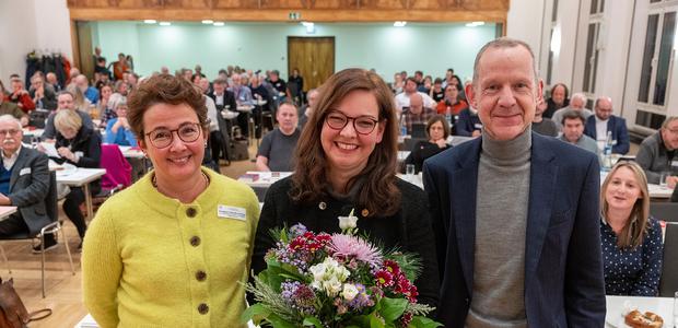 Stefanie Brauer-Noss nahm nach ihrer Wahl zur Prodekanin die Glückwünsche von Stadtdekan Holger Kamlah und Prodekanin Amina Bruch-Cincar entgegen. |