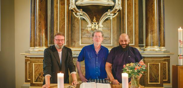 v.li: Pfarrer Lars Heinemann, DJ Matthias Westerweller und der Produzent und Musiker Moses Pelham  I Foto: Friedrich Horn