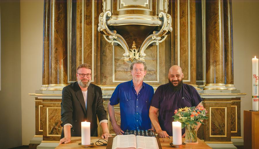 v.li: Pfarrer Lars Heinemann, DJ Matthias Westerweller und der Produzent und Musiker Moses Pelham  I Foto: Friedrich Horn