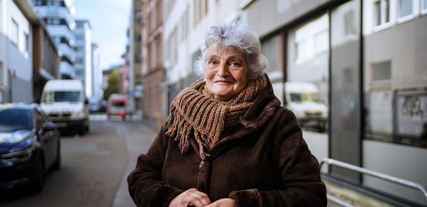 Elisabeth de Francesco hat ihr ganzes Leben lang gearbeitet und lebte trotzdem für eine Weile auf der Straße. Foto: Christoph Boeckheler.