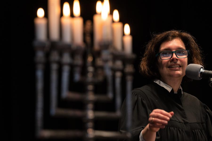 Pfarrerin Melanie Lohwasser neben dem Chanukka-Leuchter I Foto: Rolf Oeser