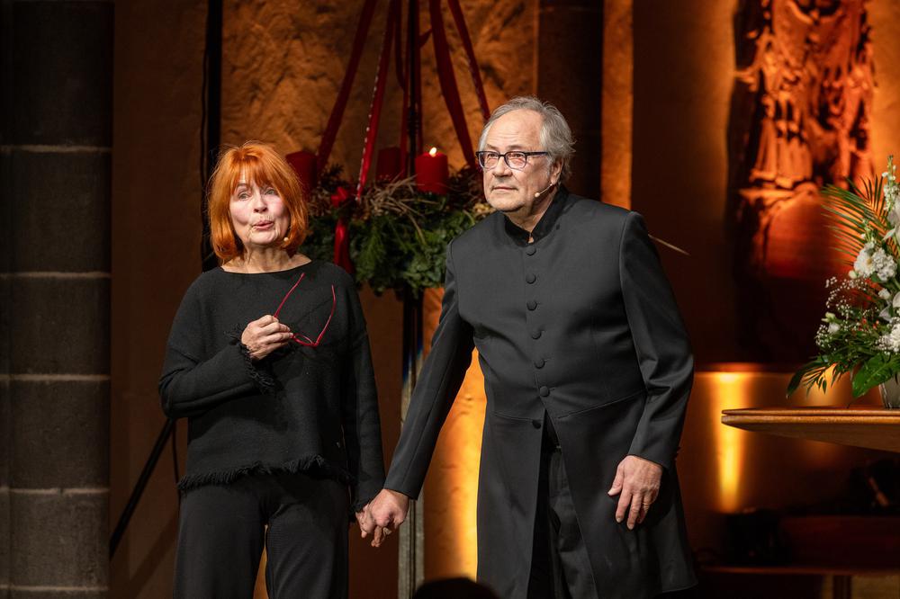 Andrea Wolf und Hartmut Volle bei ihrer Faust-Performance - alle Fotos: Rolf Oeser