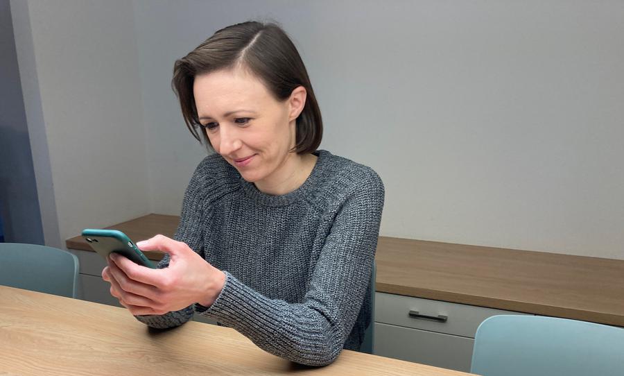 Pfarrerin Tanja Sacher erhält viele Nachrichten von Geflüchteten aus der Ukraine auf ihrem Mobiltelefon. I Foto: Susanne Schmidt-Lüer