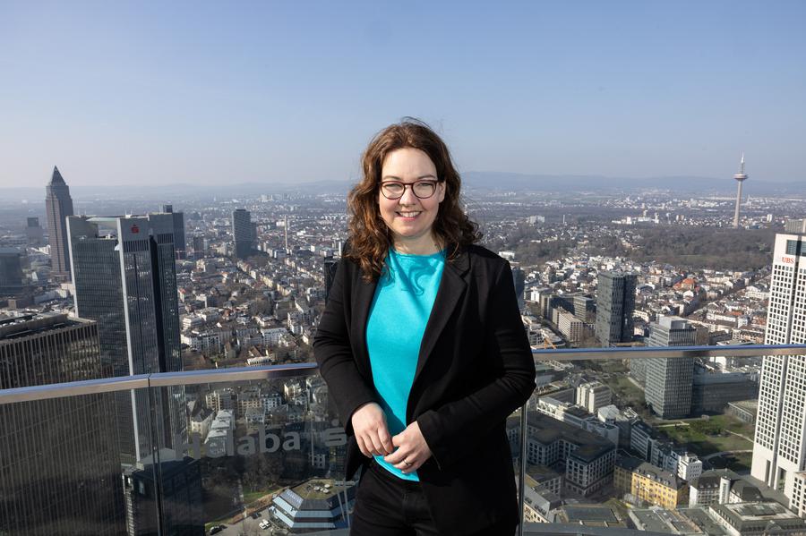 Rundumblick: Stefanie Brauer-Noss auf der Aussichtsplattform des Maintowers, im Hintergrund der Norden der Stadt  |  Foto. Rolf Oeser