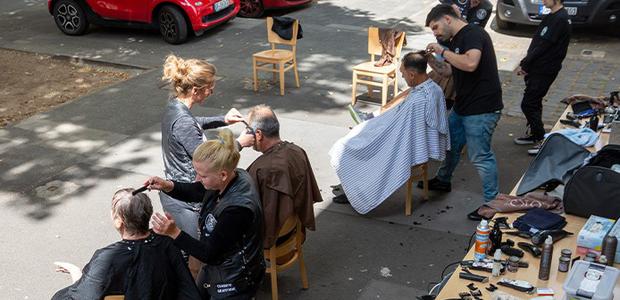 Die Barber Angels beim Besuch des Sozialdienstes Offenbach Wohnungsnotfallhilfe. I Foto: Rolf Oeser