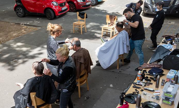 Die Barber Angels beim Besuch des Sozialdienstes Offenbach Wohnungsnotfallhilfe. I Foto: Rolf Oeser