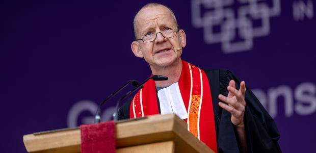 Holger Kamlah predigt auf dem Römerberg zu "Friedensbrücken"  |  Foto: Rolf Oeser
