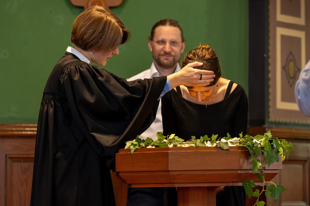 Die Entscheidung zur Taufe treffen nicht immer die Eltern, Pfarrerin Louisa Frederking bei einer Erwachsenentaufe.  |  Foto: Rolf Oeser