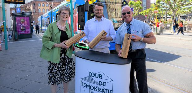 Die Macher der Tour de Demokratie freuten sich, dass Pfarrerin Andrea Braunberger-Myers (li) und der "Bahnbabo" Peter Wirth (re.), mitmachten bei dem Halt der Jubiläumstour in Frankfurt.  |  Foto: Rolf Oeser