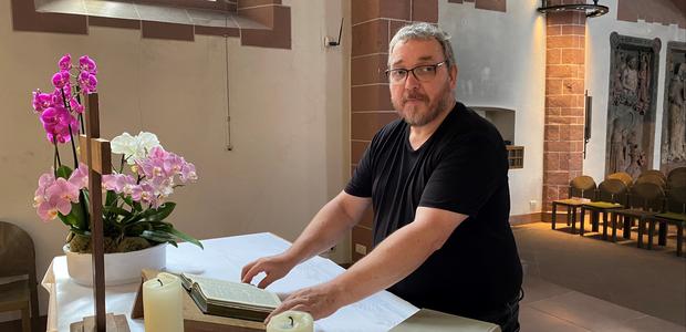 Küster Carsten Schwöbel in der Alten Nikolaikirche  I Foto: Bettina Behler