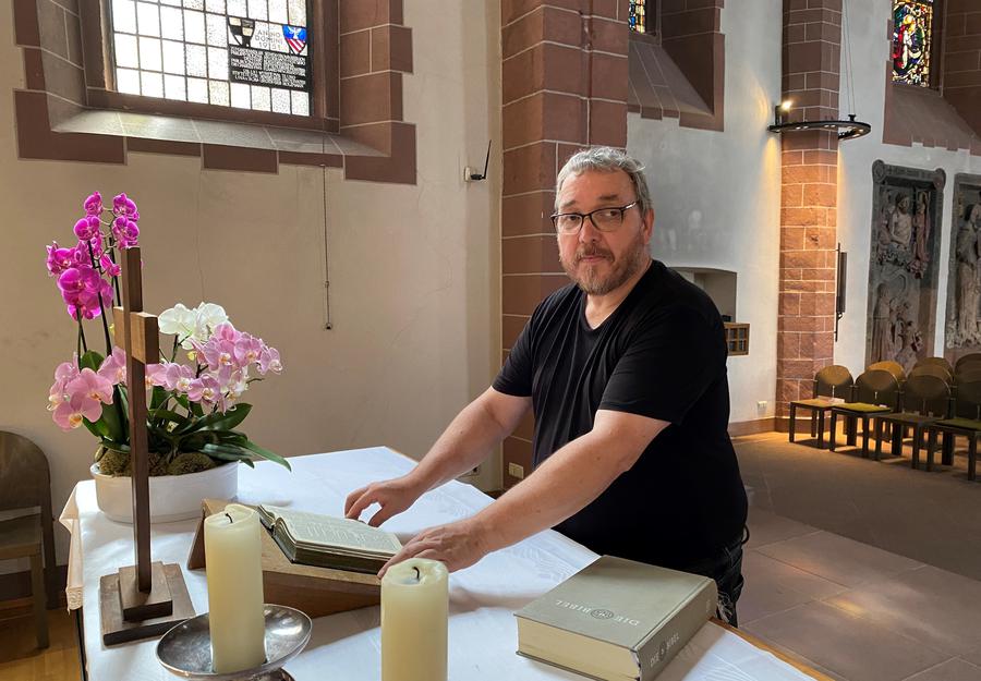 Küster Carsten Schwöbel in der Alten Nikolaikirche  I Foto: Bettina Behler