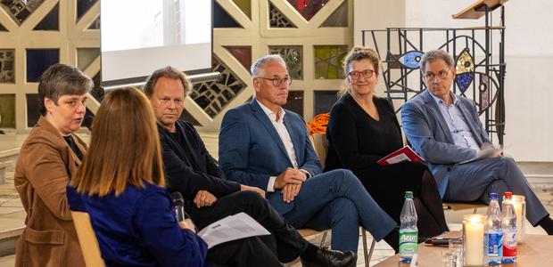 Diskussion über die Zukunft der Kirchbauten: v.li. Karin Berkemann, Professor Roger Riewe, Martin Hunscher, Birgit Kasper, Markus Eisele I Foto: Rolf Oeser