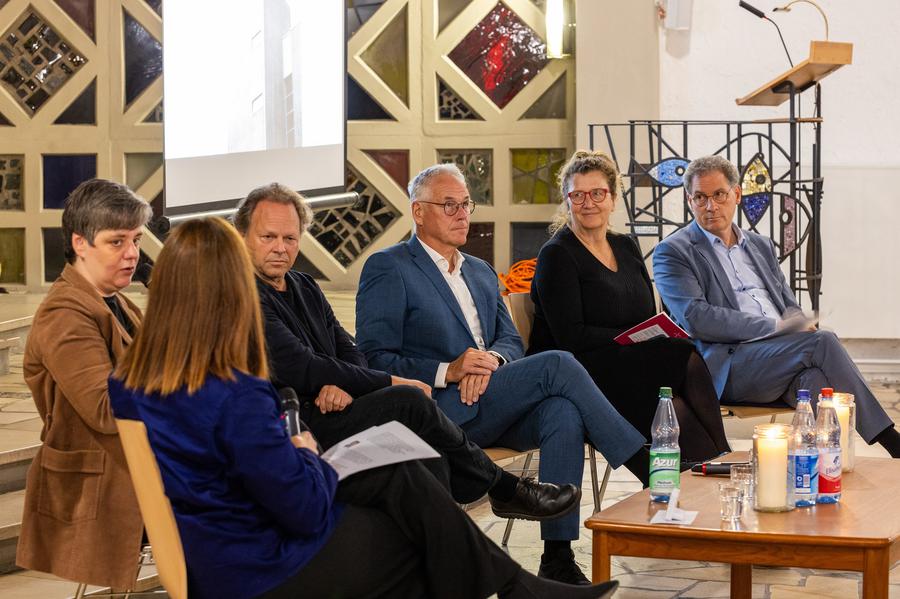 Diskussion über die Zukunft der Kirchbauten: v.li. Karin Berkemann, Professor Roger Riewe, Martin Hunscher, Birgit Kasper, Markus Eisele I Foto: Rolf Oeser