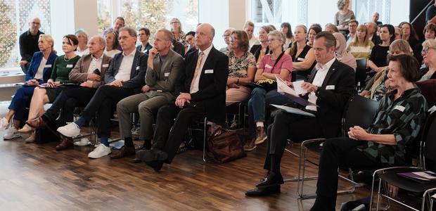 Voller Saal bei der bunten Festveranstaltung zu 75 Jahre Evangelische Familienbildung in der Evangelischen Akademie Frankfurt.   I   Foto: Goy Le