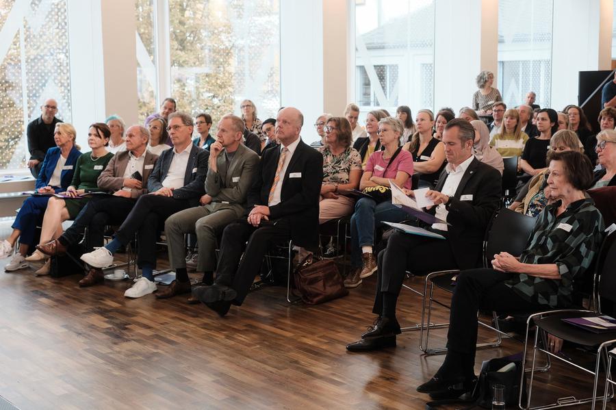 Voller Saal bei der bunten Festveranstaltung zu 75 Jahre Evangelische Familienbildung in der Evangelischen Akademie Frankfurt.   I   Foto: Goy Le