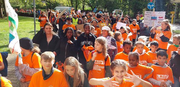 400 - vor allem Kinder und Jugendlichen nahmen an dem Lauf gegen Gewalt und Rassismus teil. I Foto: Johannes Löschner