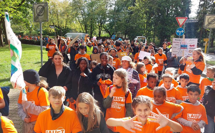 400 - vor allem Kinder und Jugendlichen nahmen an dem Lauf gegen Gewalt und Rassismus teil. I Foto: Johannes Löschner