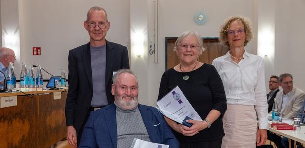 Verleihung der Spenermedaille: v.li. Stadtdekan Holger Kamlah, die Geehrten Sven Baar und Angela Sluyter, Präses Irmela von Schenck  I Foto: Rolf Oeser