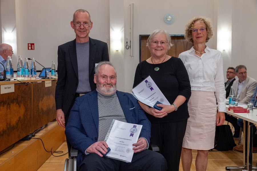 Verleihung der Spenermedaille: v.li. Stadtdekan Holger Kamlah, die Geehrten Sven Baar und Angela Sluyter, Präses Irmela von Schenck  I Foto: Rolf Oeser