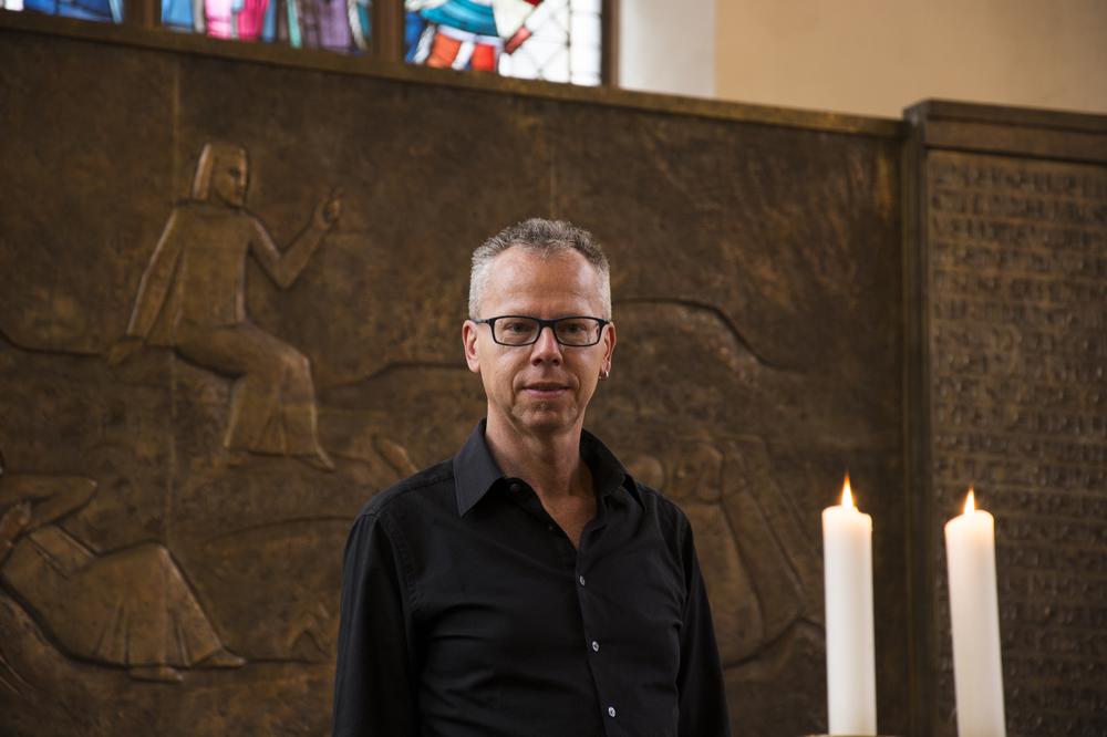 Stadtkirchenpfarrer Olaf-Lewerenz im Altarraum der Sankt Katharinenkirche I Foto: Martin Krauß