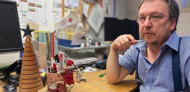 Stefan Diefenbach zeigt im Büro des Weltladens Beispiele des weihnachtlichen Angebots.