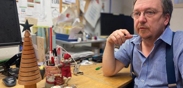 Stefan Diefenbach zeigt im Büro des Weltladens Beispiele des weihnachtlichen Angebots.