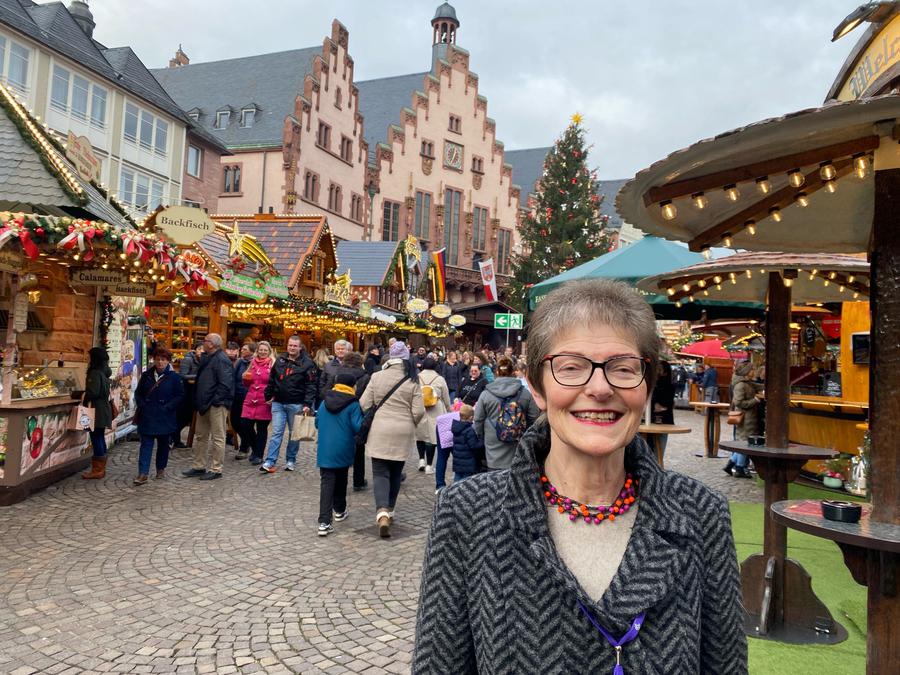 Pfarrerin Andrea Braunberger-Myers: Für sie ist der Weihnachtsmarkt ihr "Kirchplatz". I Foto: Bettina Behler