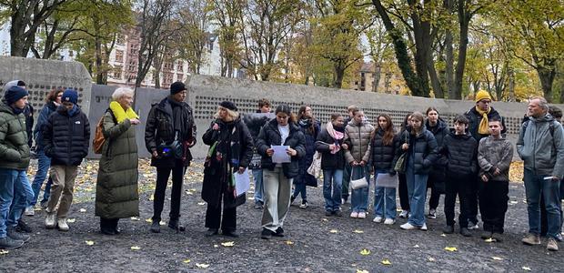 Auftakt des Gedenkgangs am Börneplatz, Bildmitte v.li. Susanna Faust Kallenberg, Roberto Fabian, Petra Kunik