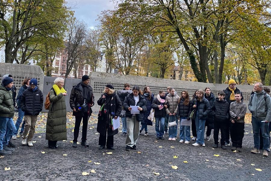 Auftakt des Gedenkgangs am Börneplatz, Bildmitte v.li. Susanna Faust Kallenberg, Roberto Fabian, Petra Kunik