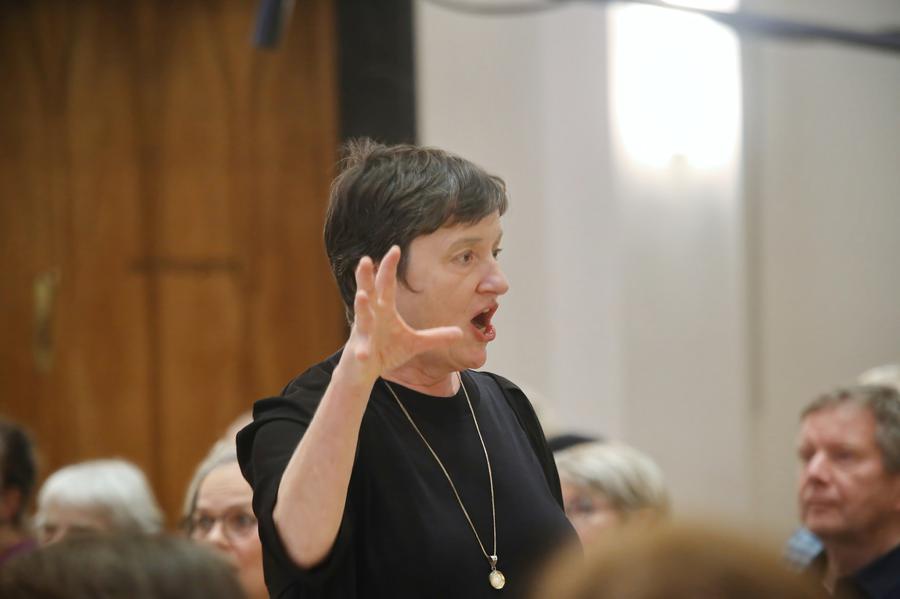 Bettina Strübel hat mit großem Engagement zusammen mit Chasan Daniel Kempin den Interreligiösen Chor Frankfurt geleitet. I Foto: Rafael Herlich