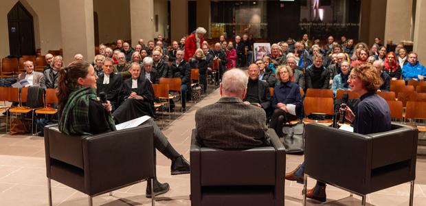 Eingebettet in den Jubiläumsgottesdienst eine Gesprächsrunde: v. re. Moderatorin Yvonne Opaterny im Gespräch mit dem Kirchenhistoriker Jürgen Telschow und  Georgia Bohris von der Freien Straffälligenhilfe der Diakonie  I Foto: Rolf Oeser