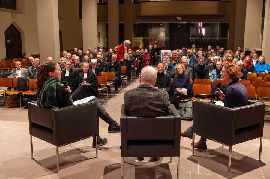 Eingebettet in den Jubiläumsgottesdienst eine Gesprächsrunde: v. re. Moderatorin Yvonne Opaterny im Gespräch mit dem Kirchenhistoriker Jürgen Telschow und  Georgia Bohris von der Freien Straffälligenhilfe der Diakonie  I Foto: Rolf Oeser