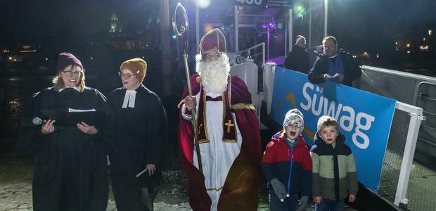 v.li. die Pfarrerinnen Sandra Hämmerle und Cäcilie Blume, Nikolaus Helmut Frank, zwei begeisterte Kinder, im Hintergrund Fährmann Sven Junghans. I Foto: Heike Rost