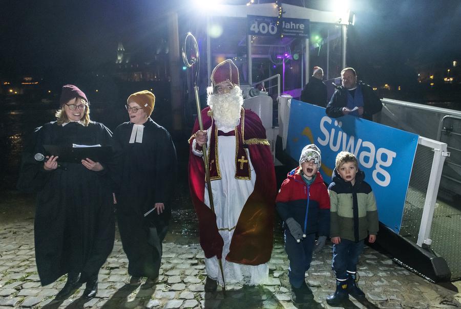 v.li. die Pfarrerinnen Sandra Hämmerle und Cäcilie Blume, Nikolaus Helmut Frank, zwei begeisterte Kinder, im Hintergrund Fährmann Sven Junghans. I Foto: Heike Rost