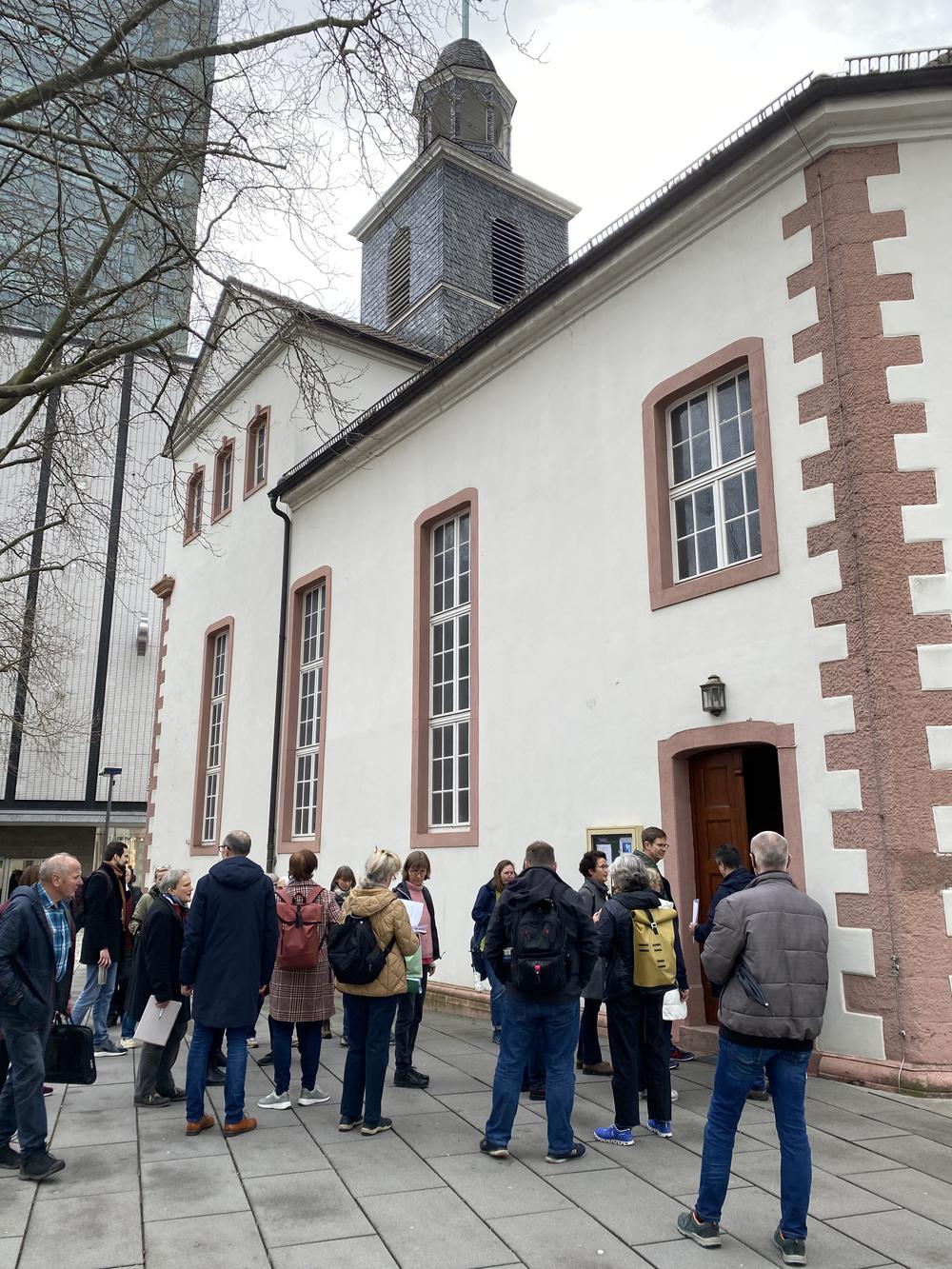 Bereisung der evangelischen Gebäude in Offenbach, Halt an der Stadtkirche  Foto: Bettina Behler