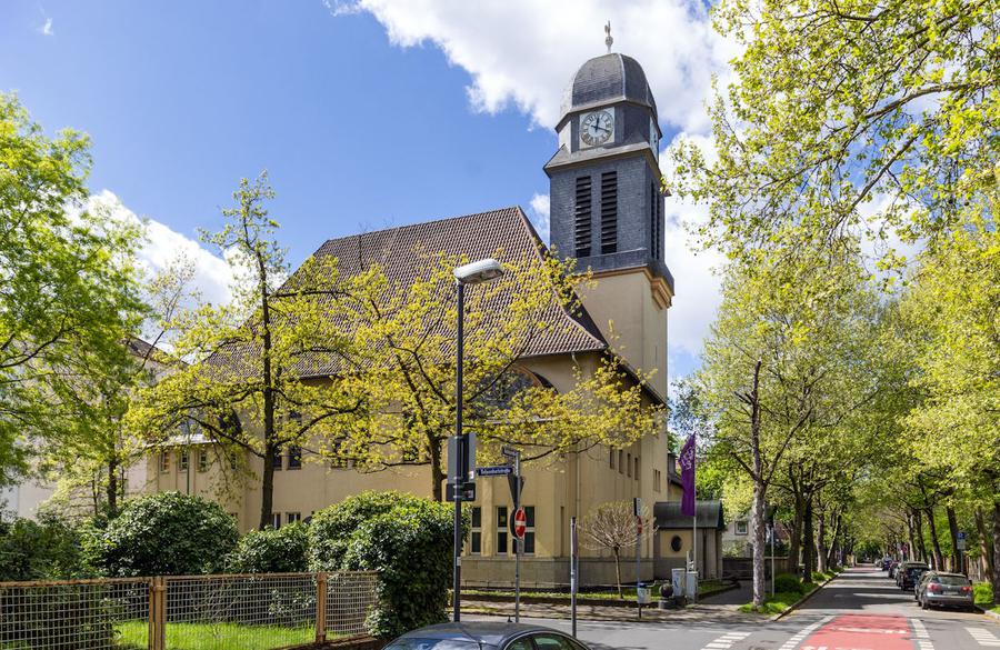 Die von Friedrich Pützer erbaute Friedenskirche in Offenbach. | Foto: Rolf Oeser