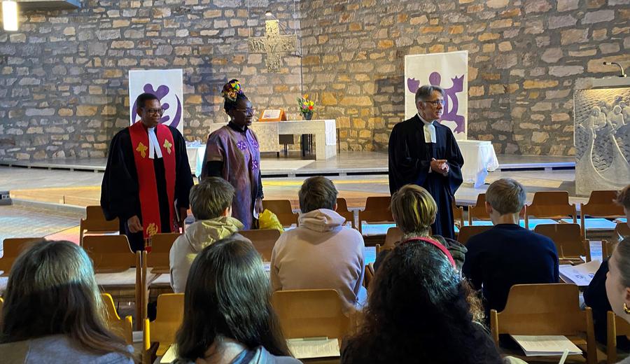 Im Gespräch mit "Konfis": v.li. Simon Kofi Yeboah, Portia Offeibea Yeboah und Michael Mehl in der Bornheimer Wartburggemeinde. I Foto: Bettina Behler