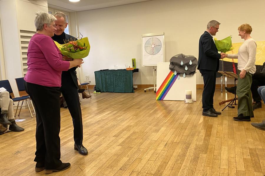 Ehrung der Initiatorinnen: li. Pfarrerin Elisabeth Knecht und der evangelische Stadtdekan Holger Kamlah, re. Michael Thurn, Leitung katholische Stadtkirche, dankt Martina Tauber für ihr Engagement. I Foto: Bettina Behler