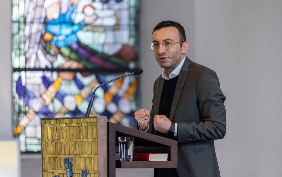 Mit voller Kraft im Einsatz für Demokratie und Respekt: OB Mike Josef als Gastprediger in Bockenheim. I Foto: Rolf Oeser