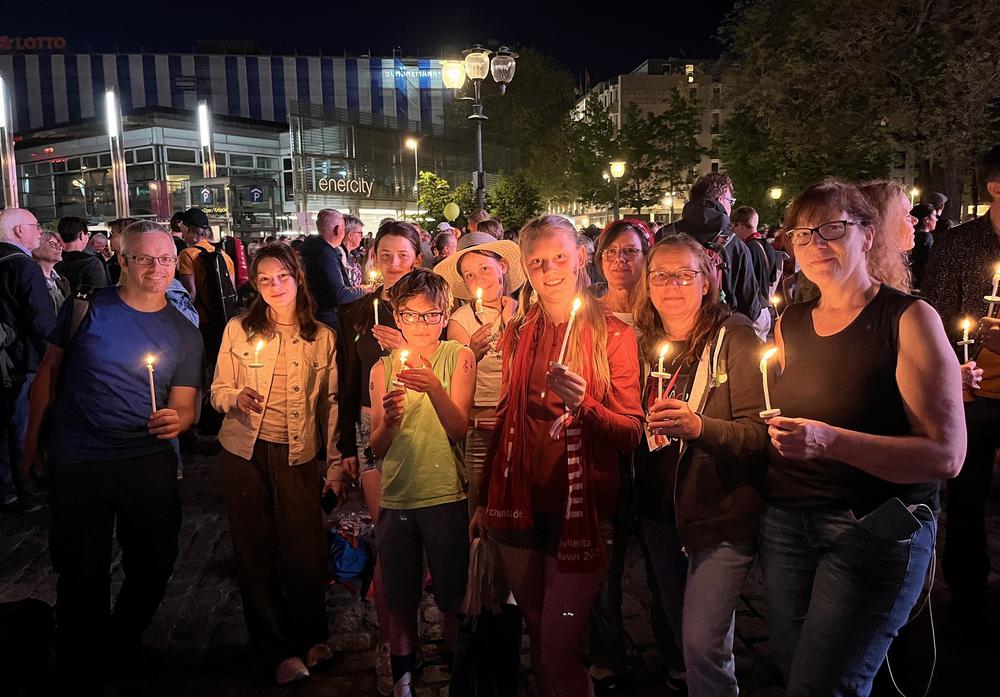 Stimmungsvolle Abende im Herzen der Kirchentagsstadt: 2. v. li. neben Susanne Herrmann, die Unterliederbacher Jugendreferentin Sabine Höfling. | Foto: Kirchengemeinde Unterliederbach